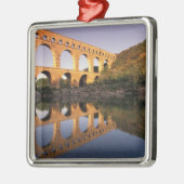 EU, Frankrijk, Provence, Gard, Pont du Gard. 2 Metalen Ornament (Links)