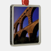 EU, Frankrijk, Provence, Gard, Pont du Gard. 3 Metalen Ornament (Rechts)