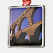 EU, Frankrijk, Provence, Gard, Pont du Gard. 3 Metalen Ornament (Links)