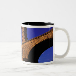 EU, Frankrijk, Provence, Gard, Pont du Gard. 3 Tweekleurige Koffiemok