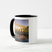 EU, Frankrijk, Provence, Gard, Pont du Gard. Mok (Voorkant links)