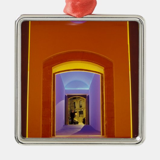 EU, Spanje, Barcelona. Litdeuropening nabij Picass Metalen Ornament (Voorkant)