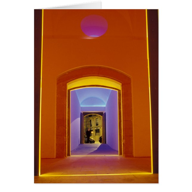 EU, Spanje, Barcelona. Verlichte deuropening bij P (Voorkant)