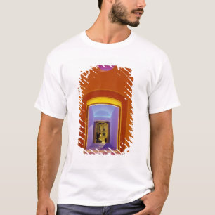 EU, Spanje, Barcelona. Verlichte deuropening bij P T-shirt