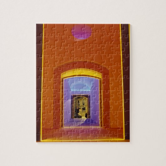 EU, Spanje, Barcelona. Verlichte deuropening nabij Legpuzzel (Verticaal)
