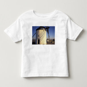 EU, Spanje, Consuegro, La Mancha. Windmolens en Kinder Shirts