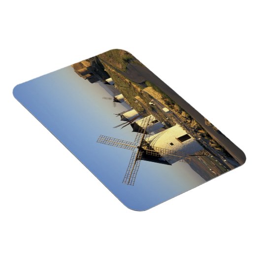 EU, Spanje, La Mancha, Consuegra. Windmolens en Magneet (Rechterzijde)