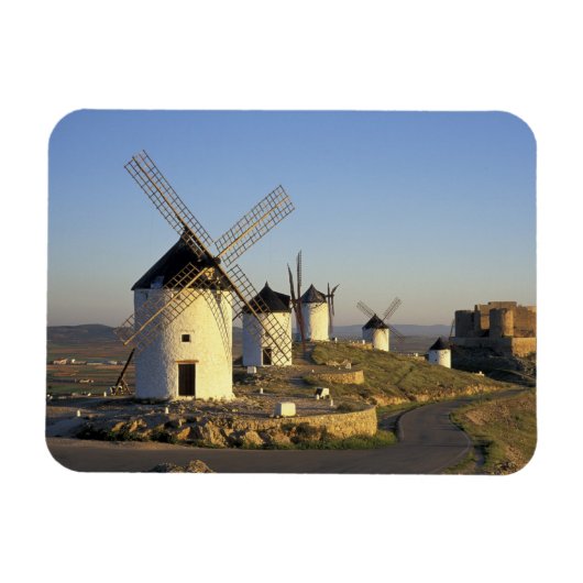 EU, Spanje, La Mancha, Consuegra. Windmolens en Magneet (Horizontaal)