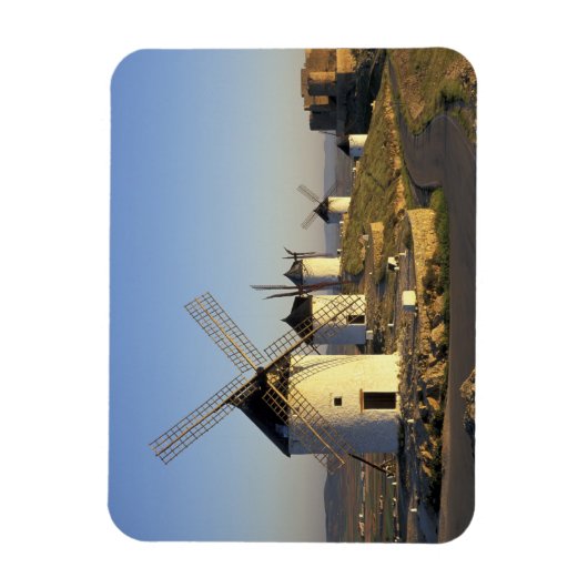 EU, Spanje, La Mancha, Consuegra. Windmolens en Magneet (Verticaal)