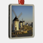EU, Spanje, La Mancha, Consuegra. Windmolens en Metalen Ornament (Rechts)