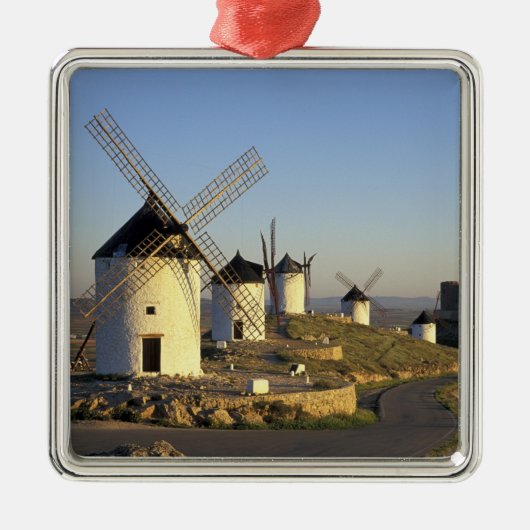 EU, Spanje, La Mancha, Consuegra. Windmolens en Metalen Ornament (Voorkant)