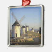 EU, Spanje, La Mancha, Consuegra. Windmolens en Metalen Ornament (Links)
