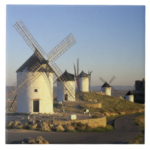 EU, Spanje, La Mancha, Consuegra. Windmolens en Tegeltje