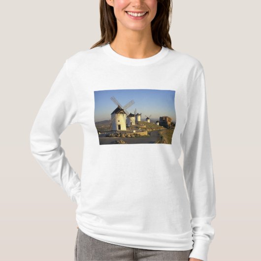 EU, Spanje, La Mancha, Consuegra. Windmolens T-shirt (Voorkant)