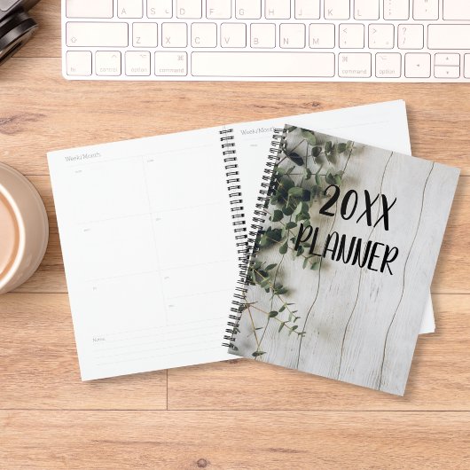 Eucalyptus bloemen op rustiek hout planner