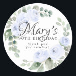 Eucalyptus Blue Floral 90th Birthday Hartelijk dan Ronde Sticker<br><div class="desc">Perfecte sticker voor het verzegelen dank u aantekeningen of gunsten. Ivory witte rozen worden in eucalyptusbladeren genesteld. De naam van de verjaardagsberoemde wordt geschreven in een grote,  mooie scripttekst. Deze verjaardagssticker maakt deel uit van het botanische Collectie White Rose.</div>