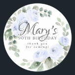 Eucalyptus Blue Floral 90th Birthday Hartelijk dan Ronde Sticker<br><div class="desc">Perfecte sticker voor het verzegelen dank u aantekeningen of gunsten. Ivory witte rozen worden in eucalyptusbladeren genesteld. De naam van de verjaardagsberoemde wordt geschreven in een grote,  mooie scripttekst. Deze verjaardagssticker maakt deel uit van het botanische Collectie White Rose.</div>