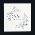 Eucalyptus Blue Roos Floral 90th Birthday Party Servet<br><div class="desc">Perfect gepersonaliseerde servet voor je 90ste verjaardagsfeestje. Stamblauwe rozen worden nestled in eucalyptusbladeren die een dun goud geometrisch lijst versieren. De naam van de beroemde wordt geschreven in een grote,  mooie scripttekst.</div>