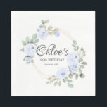 Eucalyptus Blue Roos Floral 90th Birthday Party Servet<br><div class="desc">Perfect gepersonaliseerde servet voor je 90ste verjaardagsfeestje. Stamblauwe rozen worden nestled in eucalyptusbladeren die een dun goud geometrisch lijst versieren. De naam van de beroemde wordt geschreven in een grote,  mooie scripttekst.</div>