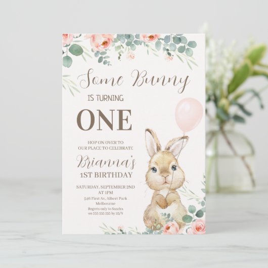 Eucalyptus en Bloemroze Enkele Bunny Verjaardag Kaart (Staand voorkant)