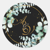 Eucalyptus en goud op een zwarte gepersonaliseerde ronde sticker (Voorkant)