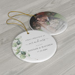 Eucalyptus Foliage Weduwfoto Eerste Kerstmis Keramisch Ornament<br><div class="desc">Eucalyptus Foliage Script Wedding photoornament met waterverf succulent greenery eucalyptus stam met grijs script en moderne typografie die u eenvoudig kunt wijzigen. Vervang de foto aan de achterkant met uw favoriete trouwfoto</div>