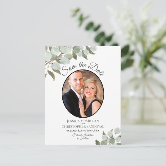 Eucalyptus & Foto Wit Bruiloft Save the Date Aankondigingskaart (Staand voorkant)