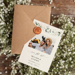Eucalyptus Gloed Foto Opslaan Datum 2 Save The Date<br><div class="desc">Stuur je save the date in koninklijke stijl met je foto en een eucalyptus & goud, handgeschilderde krans en kalligrafie. Geweldig voor lente- en zomerbruiloften of verlovingen. Aangepaste kwaliteit zonder de aangepaste prijs, deze uitnodiging is afgedrukt op hoge kwaliteit, professionele niveau printers. En u kunt gemakkelijk uw eigen uitnodiging maken...</div>