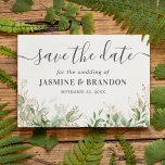 Eucalyptus Gold Wedding Save the Date Aankondigingskaart<br><div class="desc">Botanische bruiloft bespaart het date briefkaart met een stijlvolle witte achtergrond,  een waterverf groene eucalyptusfoliage,  gouden glitteraccenten en een sjabloon voor het opslaan van de datumtekst die gemakkelijk te personaliseren is.</div>