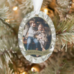 Eucalyptus & Golden Pine Eenvoudige vakantie foto Ornament<br><div class="desc">Dit prachtige kerstornament toont uw foto in een gouden lijst omringd door met de hand beschilderde takken van dennen en eucalyptusbladeren in tinten van salie groen en goud. Aan de onderkant is er een spandoek met ruimte voor een naam (namen) en het jaartal. Prachtig als een vakantiegift of familieaandenken.</div>
