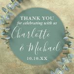 Eucalyptus Green Signature Wedding Favoriet Dank u Ronde Sticker<br><div class="desc">Eucalyptus groene handtekening bruiloft gunst dank u klassieke ronde sticker met handtekening stijl namen. Personaliseer met uw speciale dank u informatie in chique typografie. Ontworpen door Thisnotme©</div>