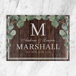 Eucalyptus Greenery Dark Wood Couple Weddenschap G Snijplank<br><div class="desc">Robuust,  donkerbruin hout met eucalyptushakplank met de voornamen van de paren,  de achternaam van het monogram,  de volledige achternaam en de trouwdatum die in aanpasbare sjablonen beschikbaar zijn. Een schattig land barbecue het cadeau om een zomers bruiloft te vieren.</div>