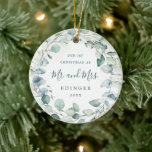 Eucalyptus Greenery de heer en mevrouw Foto Pas ge Keramisch Ornament<br><div class="desc">Elegant ornament van keramiek met een breed scala aan eucalyptusbladeren en groenery met een blauwe vlek met "Onze eerste Kerstmis als Mr. en Mrs." samen met uw achternaam en een donkergroen jaar over een pastelkleurige waterverf. De achterkant heeft je favoriete trouwfoto. Dit bijtende botanische ornament is ook een geweldig cadeau...</div>