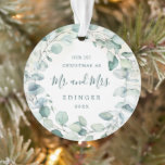 Eucalyptus Greenery de heer en mevrouw Pas getrouw Ornament<br><div class="desc">Elegant acryl ornament met een grote poot uit eucalyptusbladeren en groenery met een blauwe vlek met "Onze eerste Kerstmis als Mr. en Mrs." samen met uw achternaam en een donkergroen jaar over een pastelkleurige waterverf. De achterkant heeft je favoriete trouwfoto. Dit bijtende botanische ornament is ook een geweldig cadeau voor...</div>
