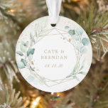 Eucalyptus Greenery Gold Geometric Photo Pas getro Ornament<br><div class="desc">Moderne en elegante acrylische ornament met uw namen en trouwdatum in een faux gouden geometrische lijst omringd door groene eucalyptusbladeren en groen met een blauwe vlek, over een pastelwas met spuugjes van faux goudglitter. De achterkant heeft je favoriete trouwfoto. Dit bijtende botanische ornament is ook een geweldig cadeau voor een...</div>