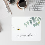 Eucalyptus greenery white bee name muismat<br><div class="desc">Een witte achtergrond. Verkleurd met waterkleurige eucalyptusgroen,  bladeren en een schattige,  vrolijke glimlachende bij. Personaliseer en voeg jouw naam toe. De naam wordt geschreven met een modern handgeschreven stijlmanuscript met swashes. Om de spoelbeurten te houden schrap slechts de steekproefnaam,  verlaat de ruimten of emoji's voor en na de naam.</div>