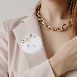 Eucalyptus greenery white floral name tag ronde button 3,2 cm<br><div class="desc">Een witte achtergrond. Gedecormeerd met witte bloem,  bloem (pony) en groene waterkleurige eucalyptusbladeren,  kruiden,  groen en een nepgoudbolg. Pas een naam aan en voeg deze toe. De naam wordt geschreven met een modern handgeschreven stijlmanuscript met letters.</div>