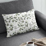 Eucalyptus Groene bladeren patroontuinvormer Kussen<br><div class="desc">Verfris uw leefruimte met het Eucalyptus Green Leaves Pattern Gardener Lumbar Pillow. Dit prachtige lumbale kussen toont een boeiend patroon van eucalyptusbladeren in tinten van zacht groen en donkergroen, waardoor een natuurlijke en rustgevende ambiance ontstaat. Het ingewikkelde ontwerp heeft bladeren die sierlijk verstrengelen, waardoor diepte en visuele interesse aan het...</div>