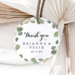 Eucalyptus kalligrafie Dank u bruiloft gunst Ronde Sticker<br><div class="desc">Deze eucalyptus kalligrafie dank u bruiloft gunst classic ronde sticker is perfect voor een rustieke bruiloft. Het ontwerp is voorzien van handgetekende botanische groene eucalyptustakken en bladeren. Maak van de sticker etiketten uw eigen door uw namen, de gebeurtenis (indien van toepassing) en de datum te vermelden. Deze stickers kunnen een...</div>