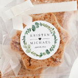 Eucalyptus Leaves Wreatding Wedding Favor Ronde Sticker<br><div class="desc">Deze Eucalyptus Leaves Wreath Wedding Favor is een mooie manier om je gasten te bedanken voor hun deelname aan je speciale dag. De grootte van de gunst is perfect voor kleine giften, zoals snoep of kleine inktvissen. Deze gunsten zijn perfect voor iedereen die een beetje elegantie aan hun bruiloft wil...</div>