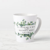 Eucalyptus Loof Een Koffie Per Dag Monogram Latte Mok (Rechterhoek)