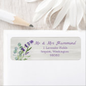 Eucalyptus Paarse lavender Flowers op hout Etiket (Insitu)