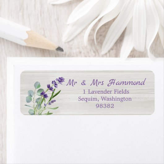 Eucalyptus Paarse lavender Flowers op hout Etiket (Insitu)