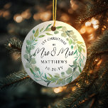 Eucalyptus Pas getrouwd 1e Kerstmis mevrouw & mevr Keramisch Ornament<br><div class="desc">Voor mevrouw en mevrouw Lesbian Passen getrouwd. Pas de tekst en achtergrondkleur voor uw gebeurtenis aan. Eucalyptus waterverf kan worden geschraapt of verwijderd. Foto achteraan.</div>
