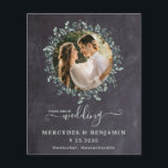 Eucalyptus Photo Budget QR Code Weddenschap Uitnod<br><div class="desc">Eucalyptus Greenery Custom QR Code bruiloft uitnodigkaarten op bijtende scharnierplaat met eucalyptusspleet en uw foto. Nodig vrienden en familie uit tot je speciale dag, met dit simpele allemaal in één trouwuitnodiging. Deze QR de websiteuitnodigingen van de Code bruiloft zijn perfect wanneer u al trouwinfo op uw website wilt houden, en...</div>