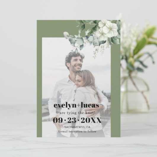 Eucalyptus tak en witte bloemen foto bruiloft save the date (Staand voorkant)