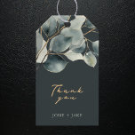 Eucalyptus tak  verlaat bruiloft gunst label cadeaulabel<br><div class="desc">Deze elegante gunst tag beschikt over een sierlijke "Bedankt" geschreven in een stijlvolle goudkleurige hand geschreven script, met de naam van het paar eronder in een klassieke serif lettertype. Het label is versierd met delicate eucalyptusbladeren op een donkergroene achtergrond, die moderne sophisticatie combineert met een door de natuur geïnspireerde charme....</div>