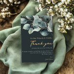 Eucalyptus  Trouwtafel bedankje Kaart<br><div class="desc">Druk je dankbaarheid in stijl uit met deze verfijnde trouwbedankkaart met een prachtig ontwerp van eucalyptusbladeren. De woorden "Dank u" zijn prachtig geschreven in een luxe gouden, handgeschreven stijl, die opvalt tegen de donkergroene achtergrond. Onder het elegante script wordt een persoonlijke boodschap van bedankt weergegeven in een tijdloos serif-lettertype, dat...</div>