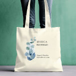 Eucalyptus Waterverf groen bruiloft bruidsmeisje Tote Bag<br><div class="desc">Gepersonaliseerde canvas tas voor u aan te passen met de naam van uw bruidsmeisje - of iemand in uw bruiloft. U kunt ook de namen van de bruid en bruidegom en de trouwdatum toevoegen. Dit delicate ontwerp heeft een takje eucalyptusbladeren op een waterverf wassen met waterverf groen en gebladerte in...</div>