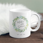 Eucalyptus Wreath Moeder van de Groom Koffiemok<br><div class="desc">Een zoete en elegante bruiloft keepname voor je bruidsfeest,  de mok is voorzien van een waterverf van de groene eucalyptusbladeren en -bladeren met "moeder van de bruidegom" in een handgeschreven script. Personaliseer je trouwdatum eronder. Ontworpen om aan te sluiten bij ons Eucalyptus Wreath-collectie.</div>